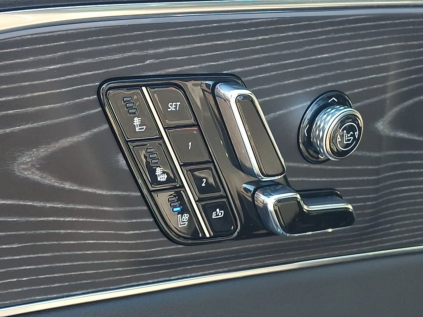 Certified 2024 Cadillac Lyriq Luxury AWD/4WD image 18
