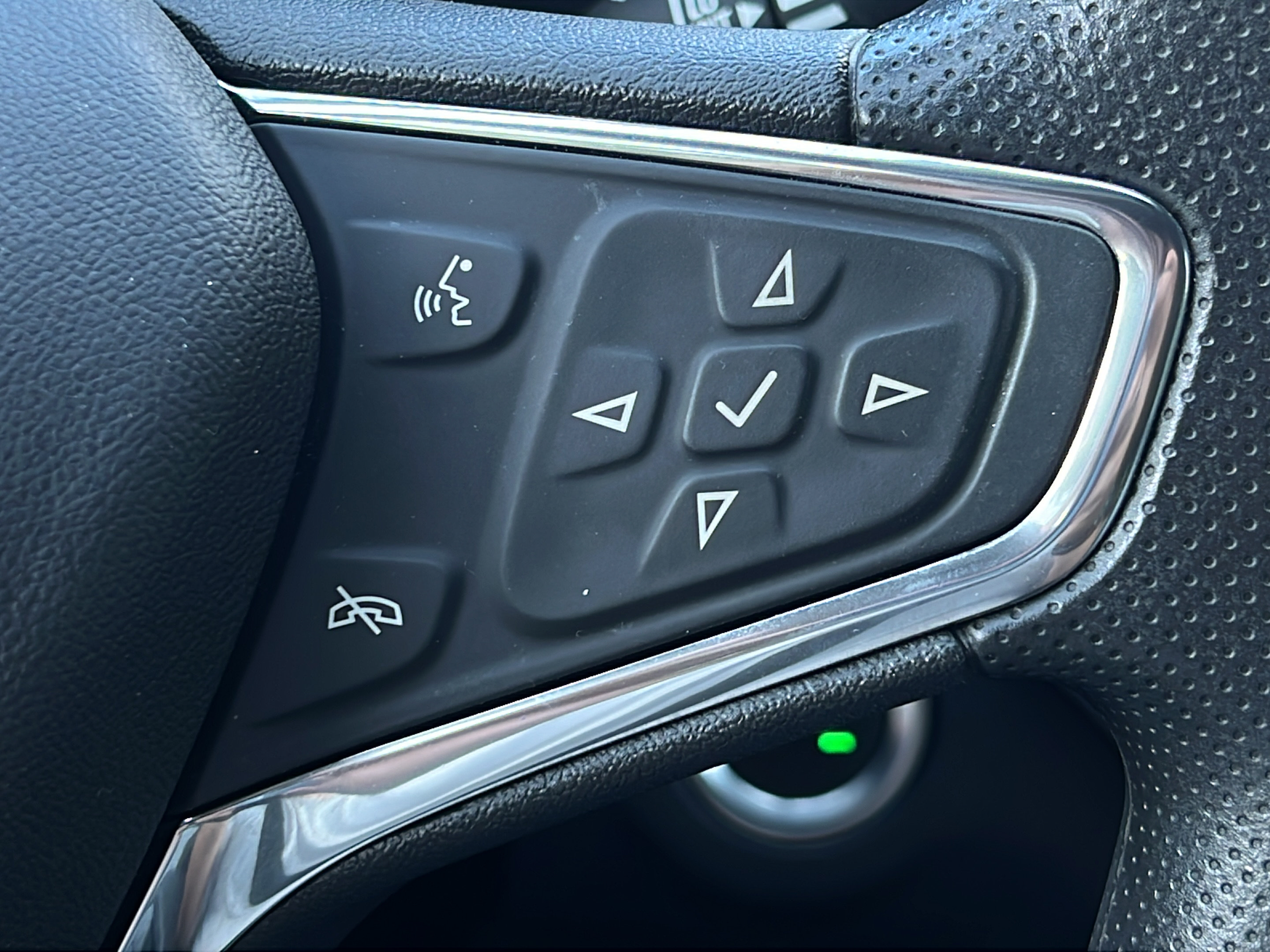 Used 2020 Chevrolet Equinox LS FWD image 19