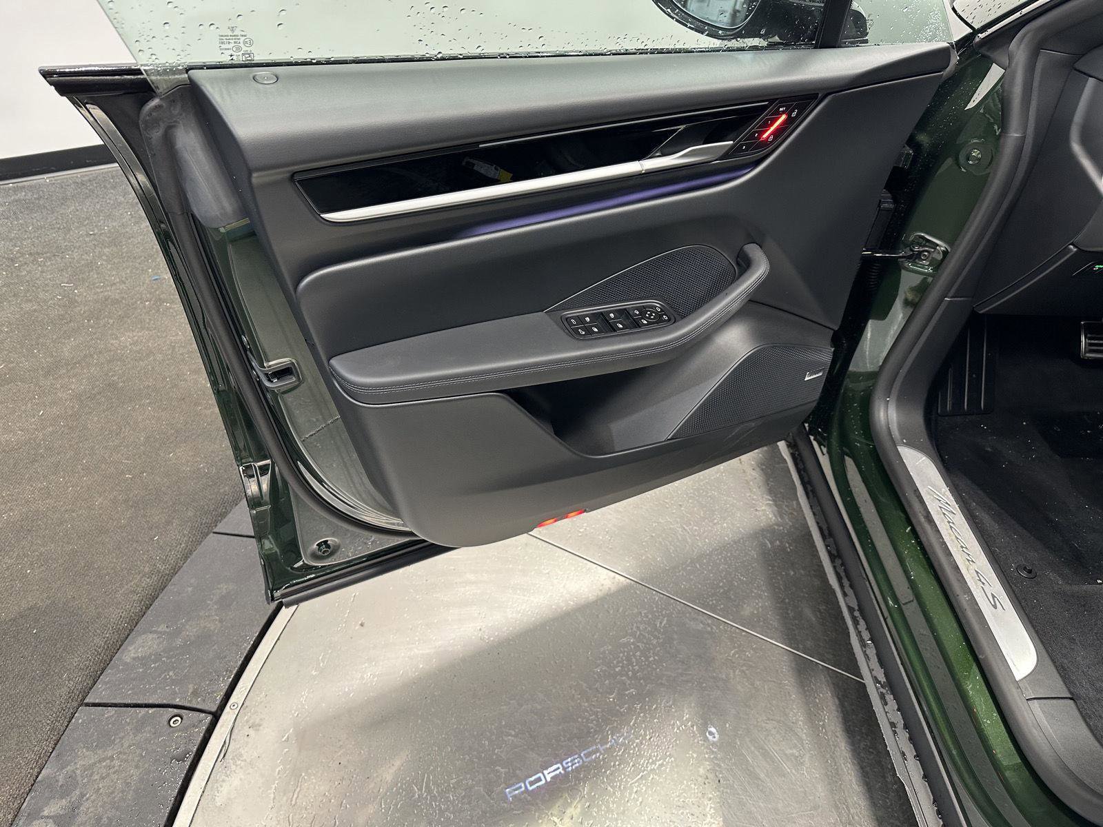 New 2025 Porsche Macan 4S Electric AWD/4WD image 15