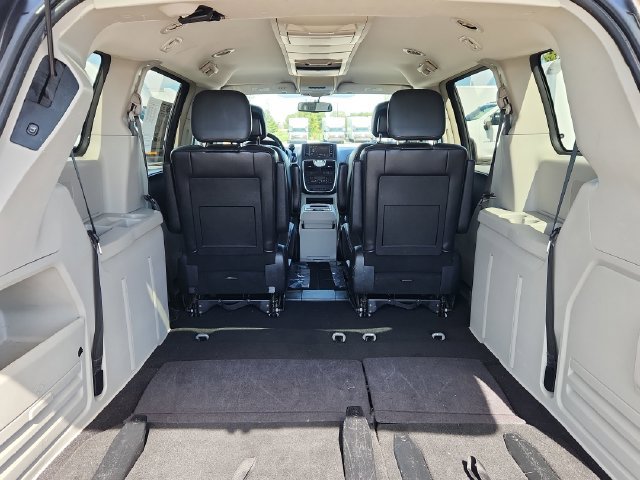 Used 2013 Chrysler Town & Country Touring FWD image 33
