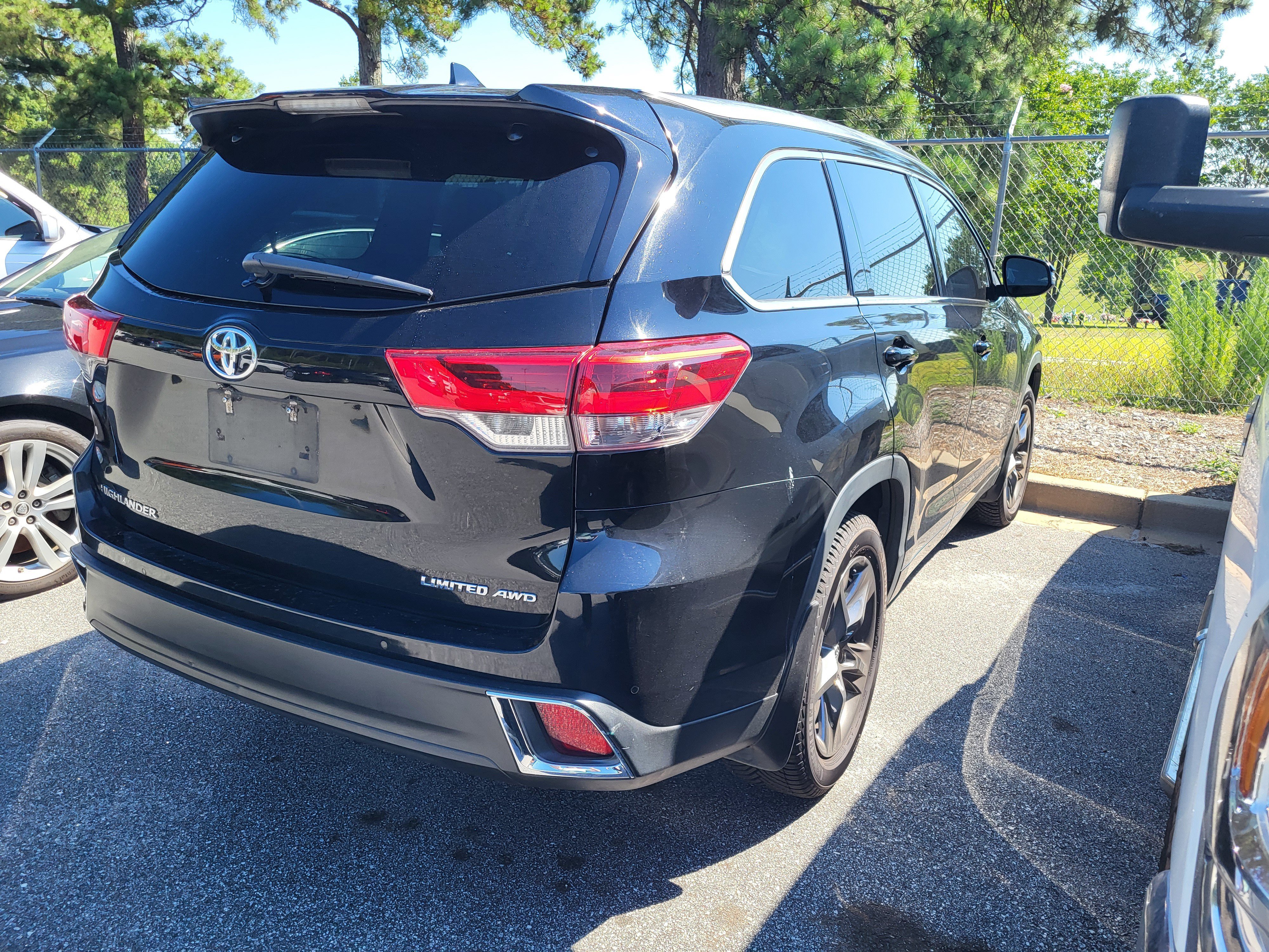 Used 2017 Toyota Highlander Limited Platinum AWD/4WD image 4