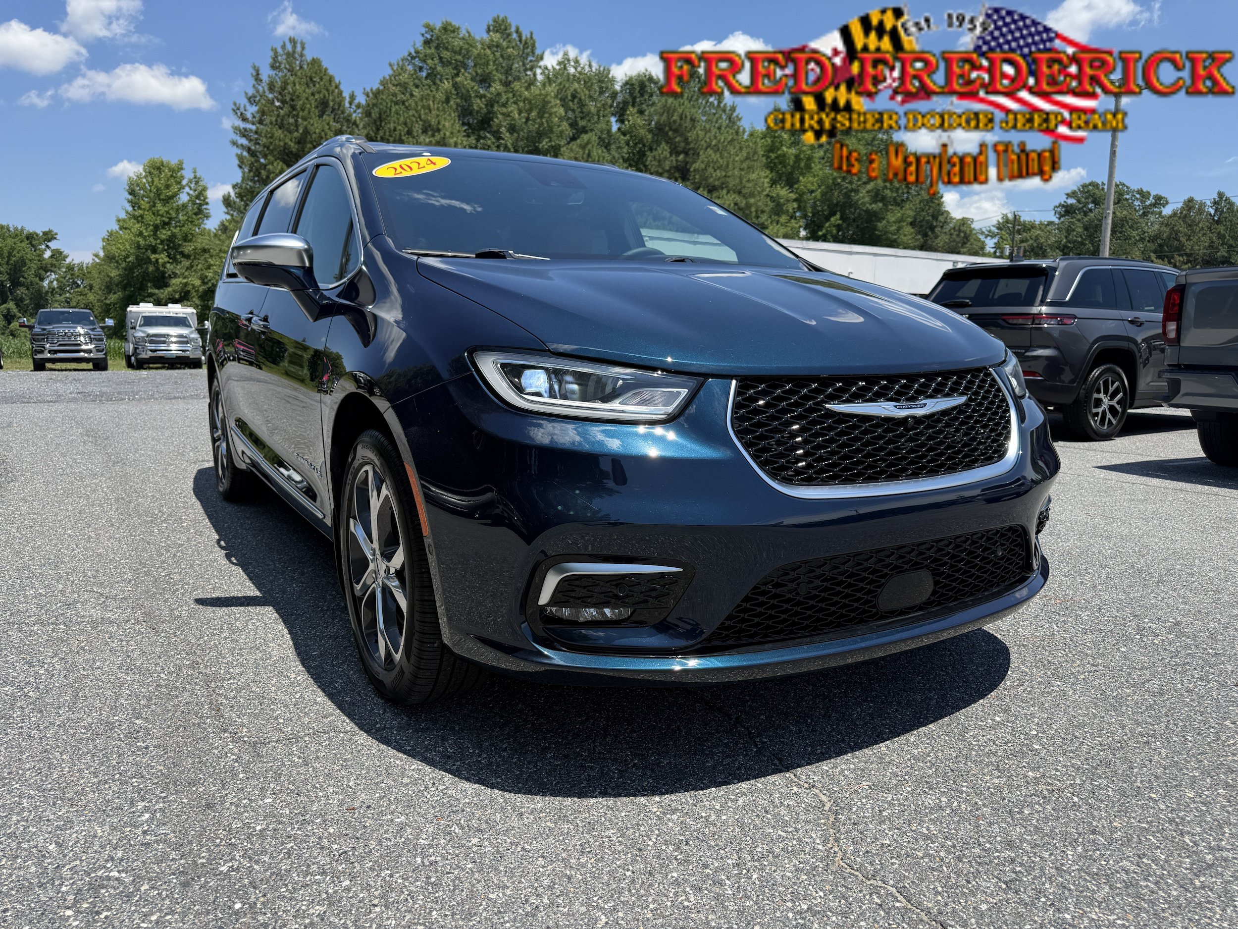 Used 2024 Chrysler Pacifica Pinnacle w/ Trailer Tow Group AWD/4WD image 1