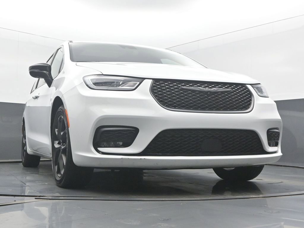 Used 2025 Chrysler Pacifica Limited image 53