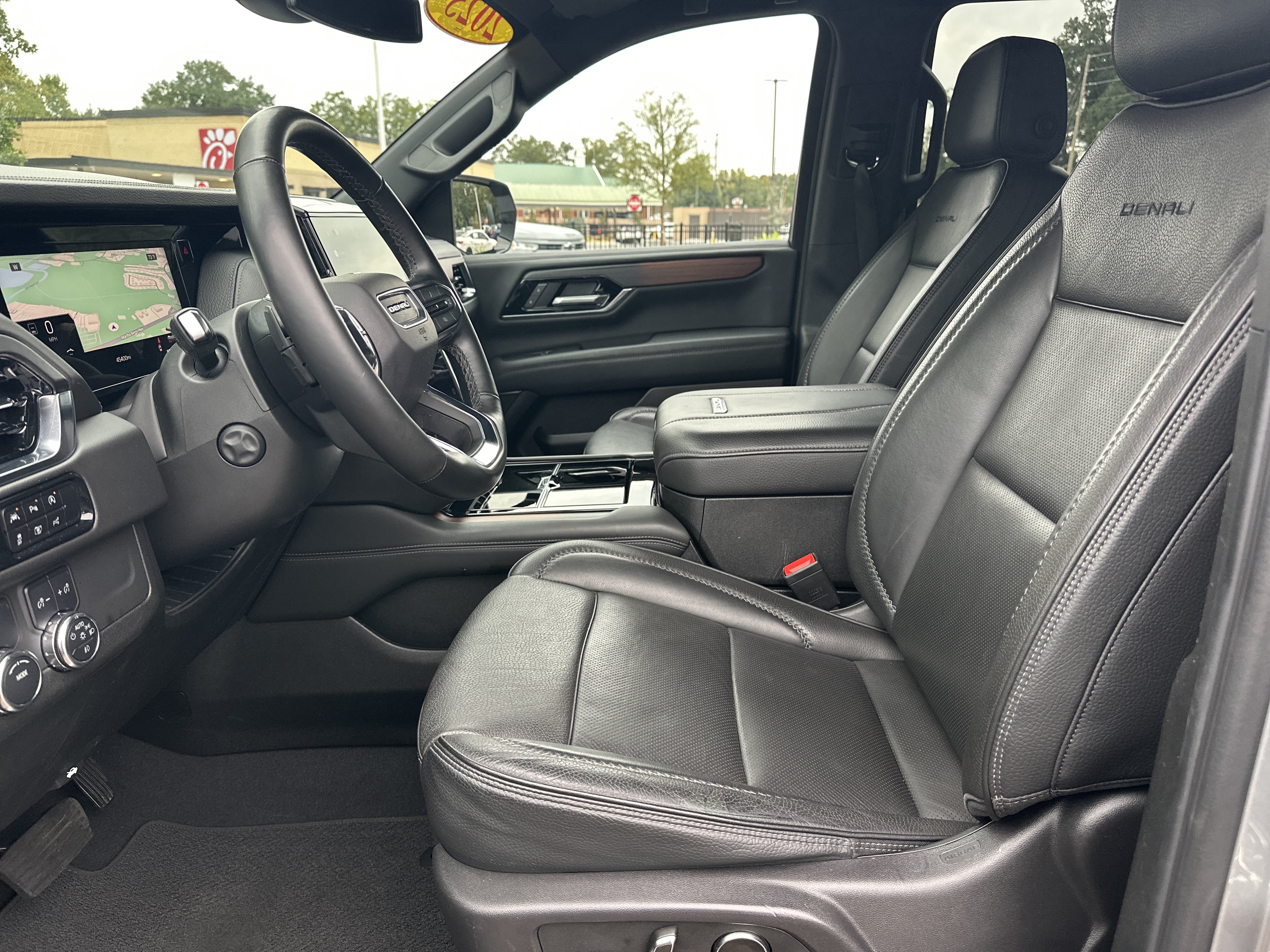 Used 2025 GMC Yukon XL Denali RWD image 10