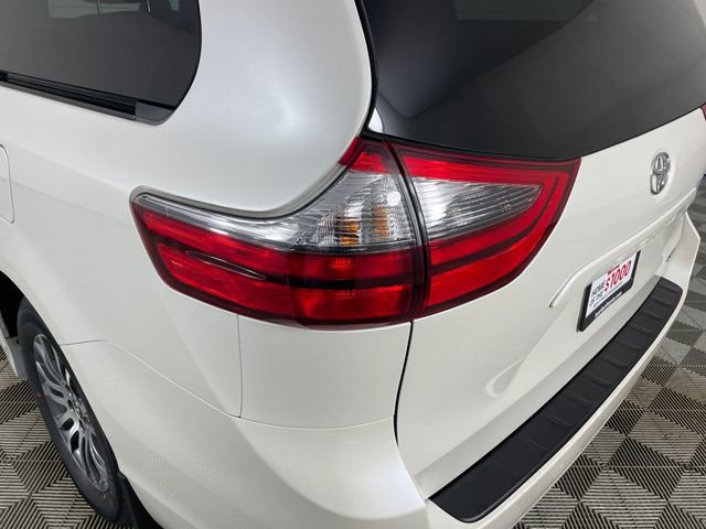 Used 2020 Toyota Sienna XLE w/ XLE Navigation Package FWD image 17