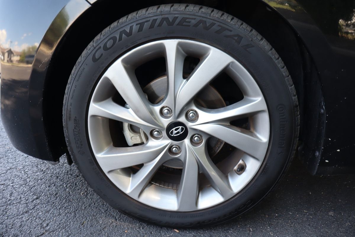 Used 2017 Hyundai Veloster FWD image 38