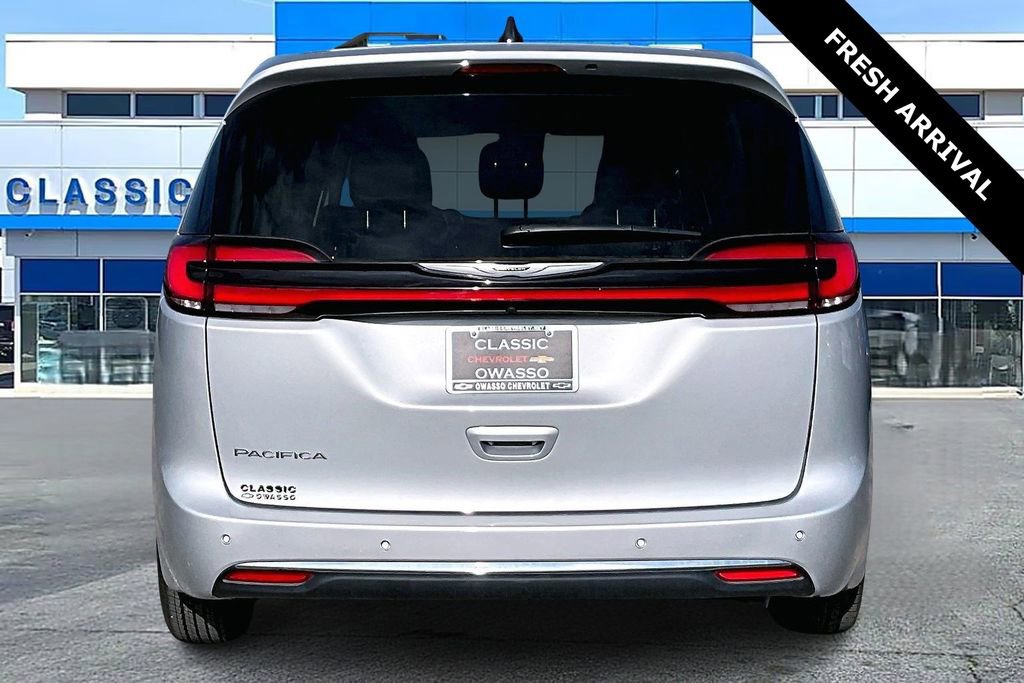 Used 2024 Chrysler Pacifica Touring-L image 6