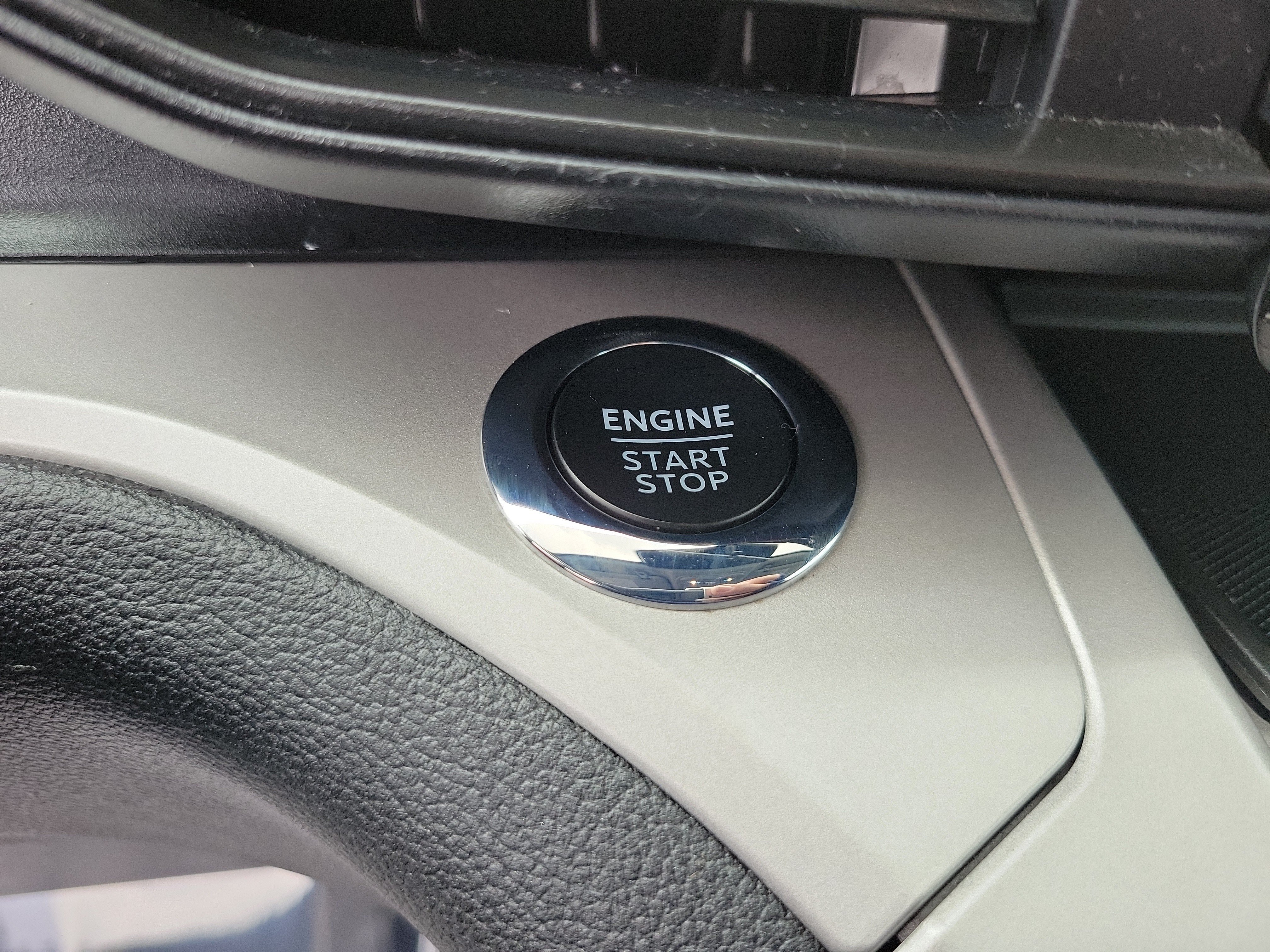 Certified 2024 Ford Explorer XLT RWD image 24