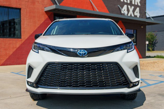 Used 2025 Toyota Sienna XSE w/ XSE Plus Package AWD/4WD image 2