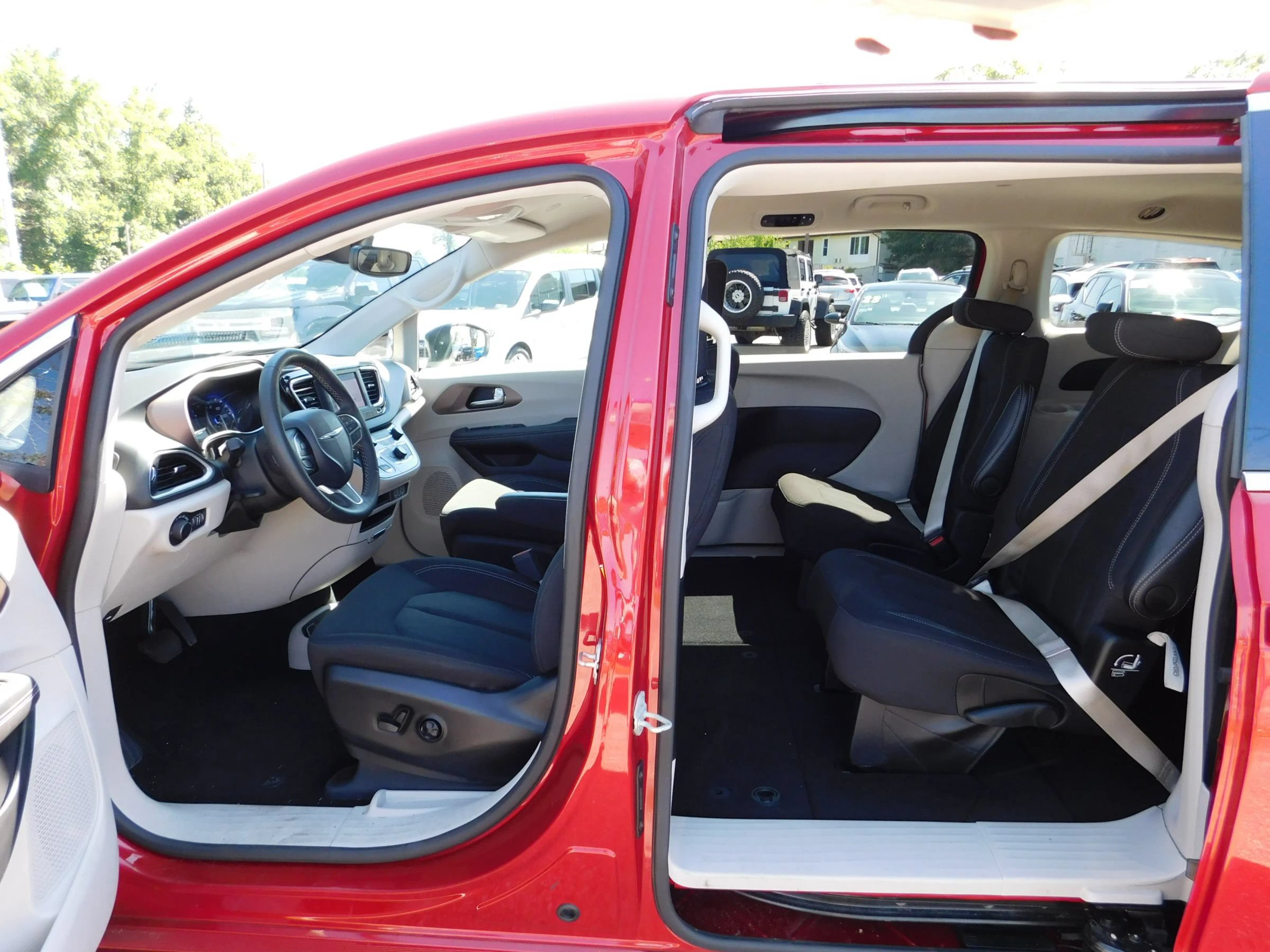 Used 2024 Chrysler Voyager LX FWD image 13