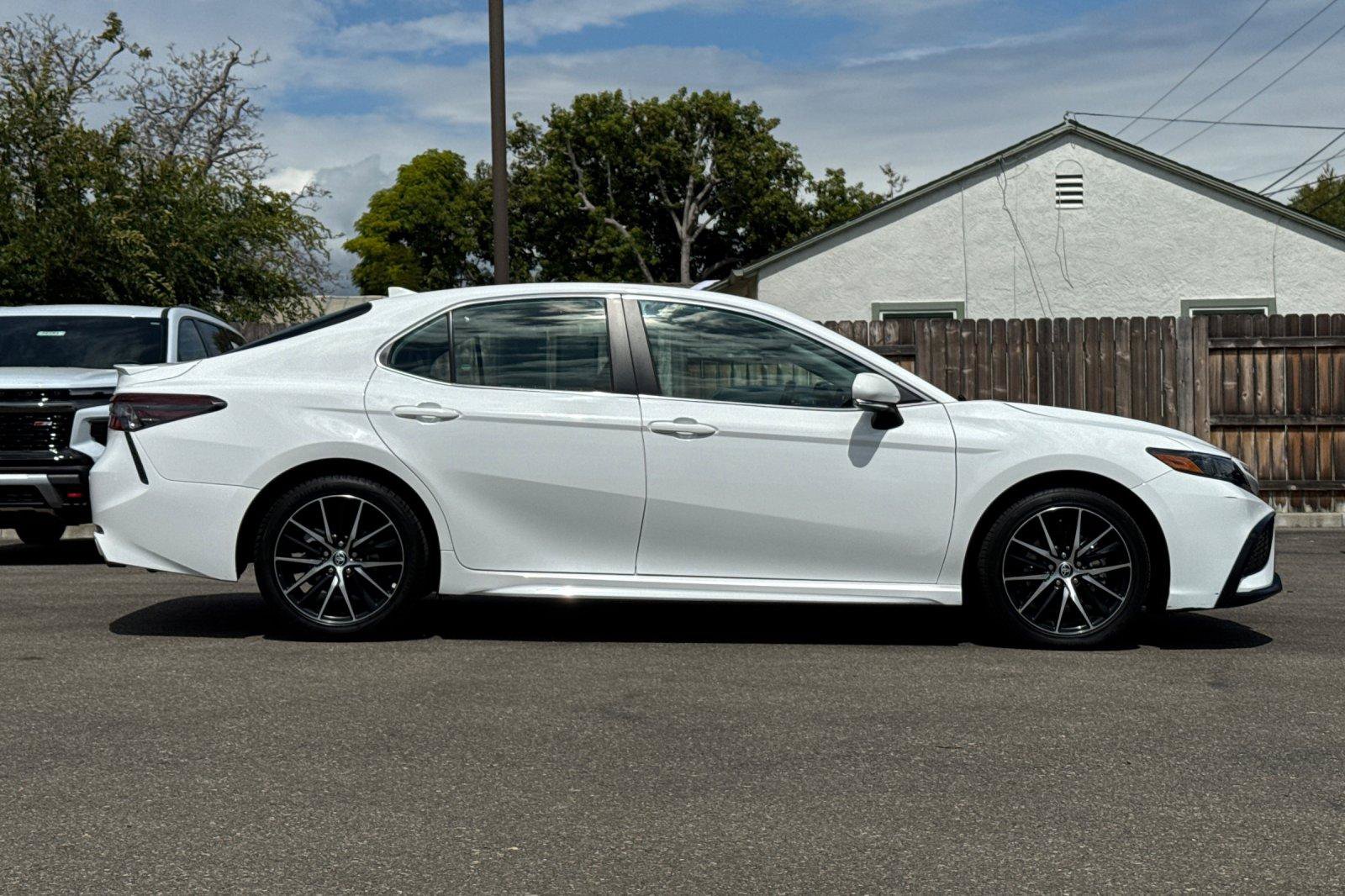 Used 2024 Toyota Camry SE w/ Convenience Package FWD image 4