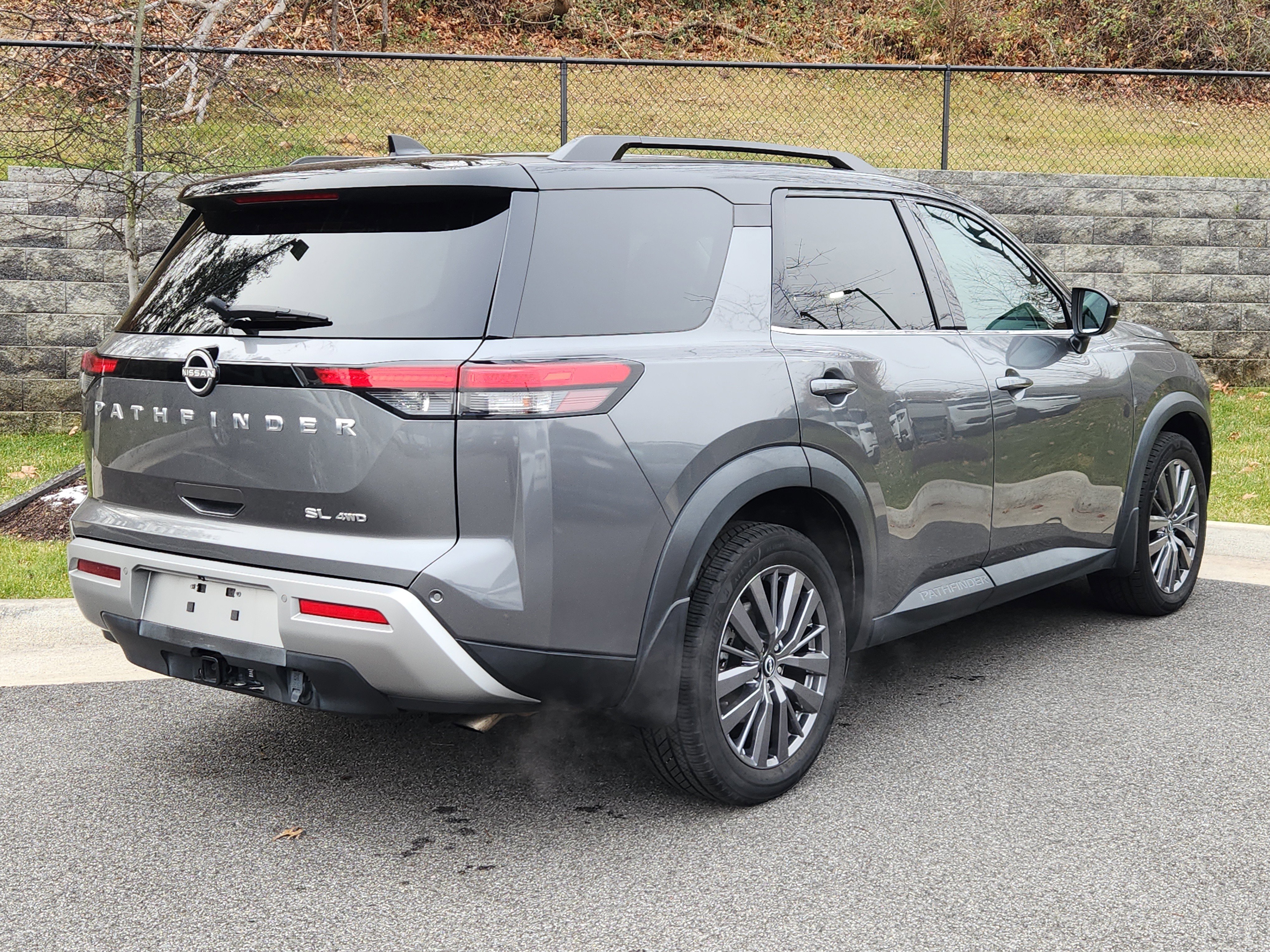 Used 2022 Nissan Pathfinder SL w/ SL Premium Package image 2