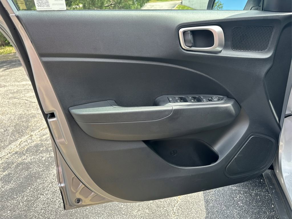 Used 2025 Hyundai Venue SEL image 17