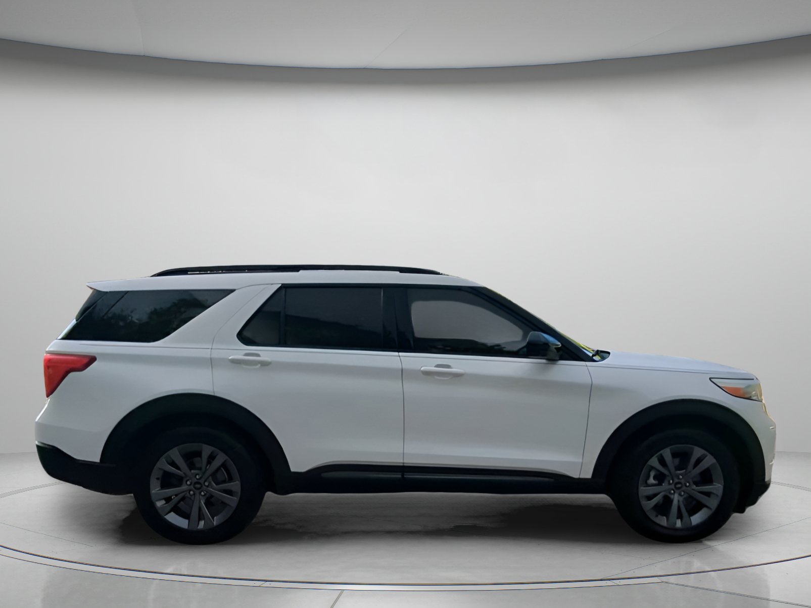 Certified 2022 Ford Explorer XLT w/ Equipment Group 202A RWD image 32
