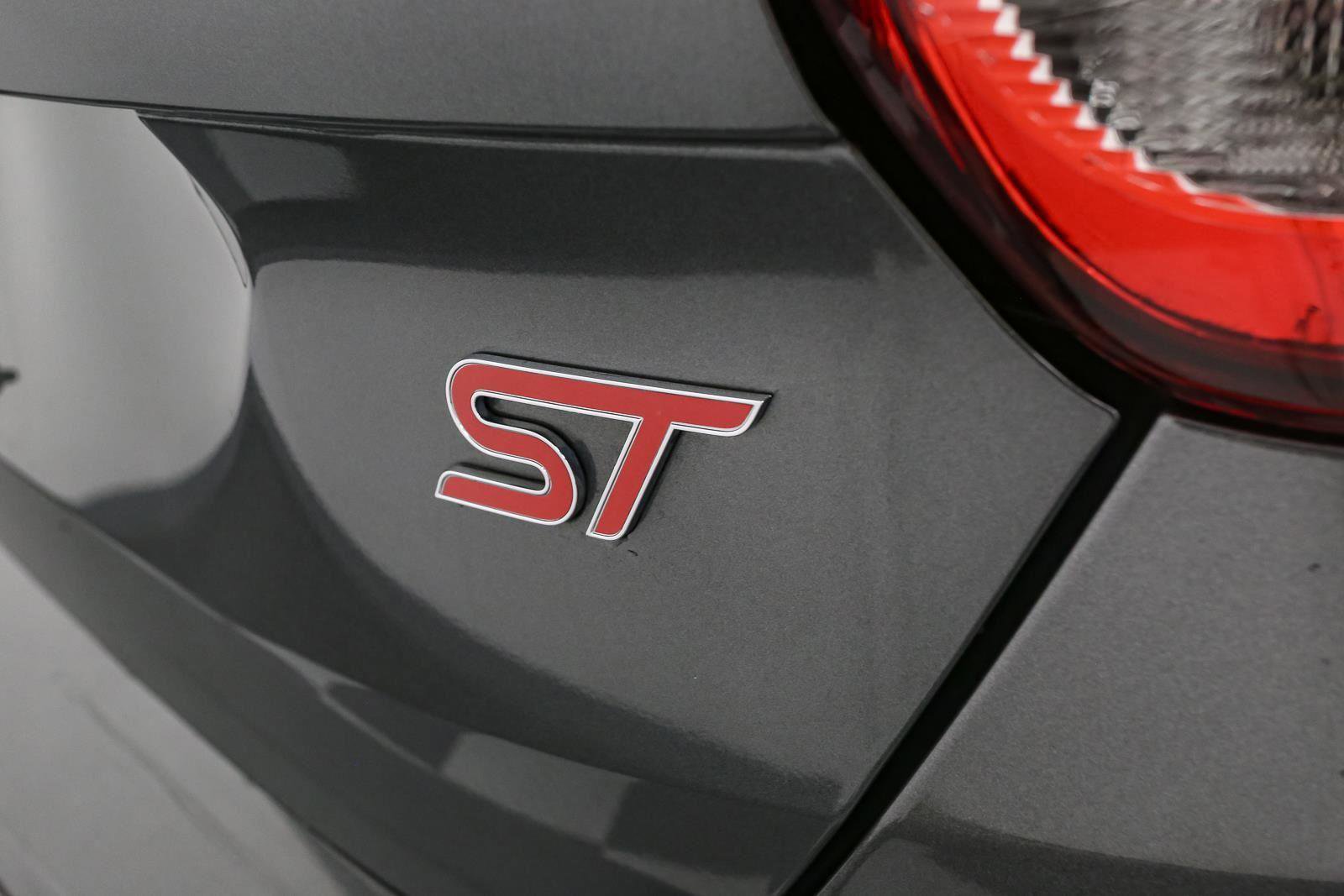 Used 2017 Ford Focus ST FWD image 11