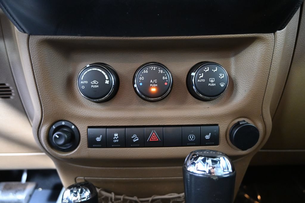 Used 2014 Jeep Wrangler Unlimited Sahara w/ Connectivity Group AWD/4WD image 28