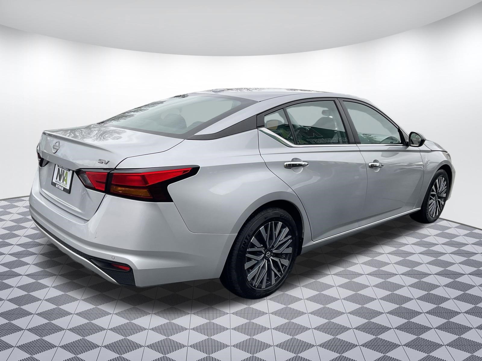 Used 2024 Nissan Altima 2.5 SV image 3