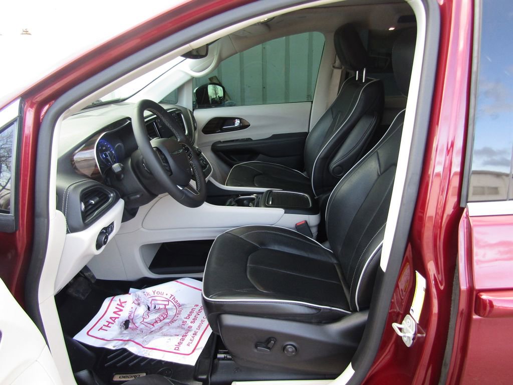Used 2023 Chrysler Pacifica Limited AWD/4WD image 26