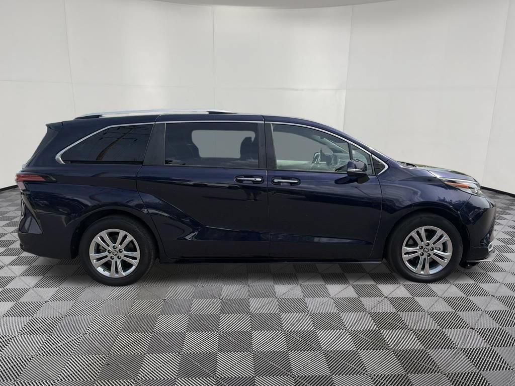 Used 2023 Toyota Sienna Platinum AWD/4WD image 10