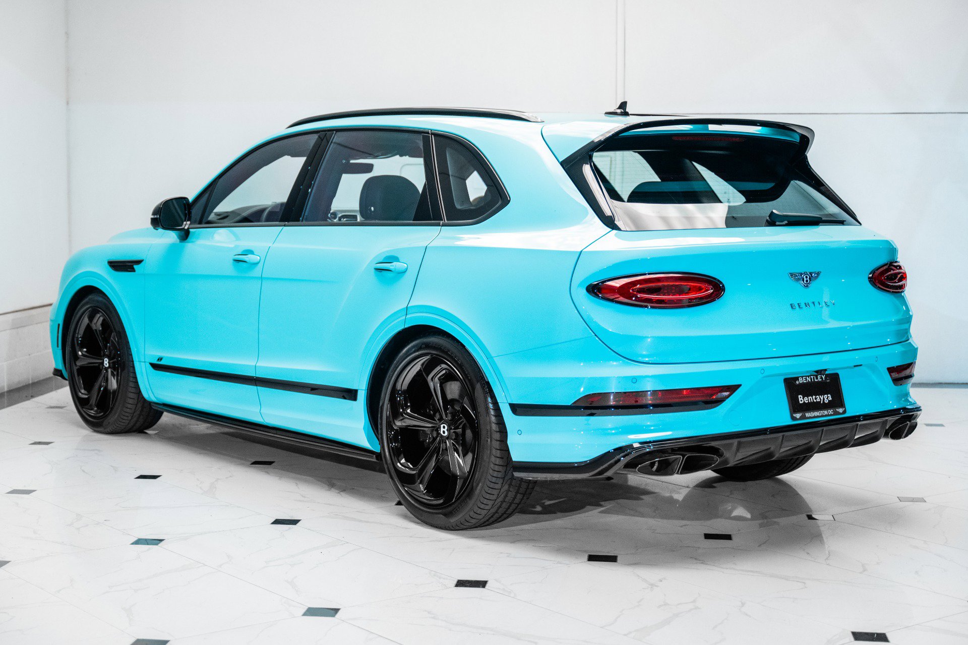 Used 2024 Bentley Bentayga image 3