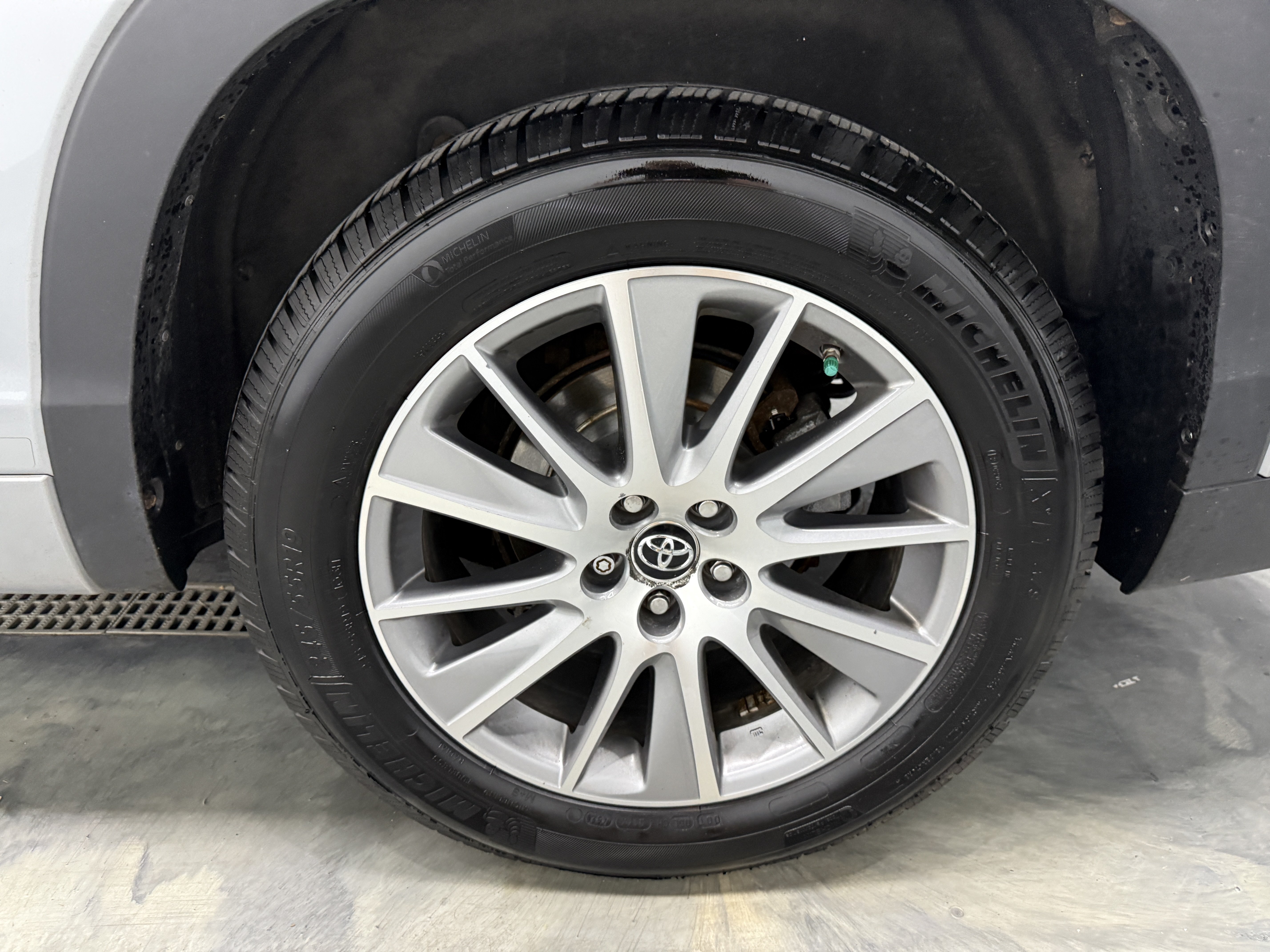 Used 2016 Toyota Highlander XLE AWD/4WD image 29