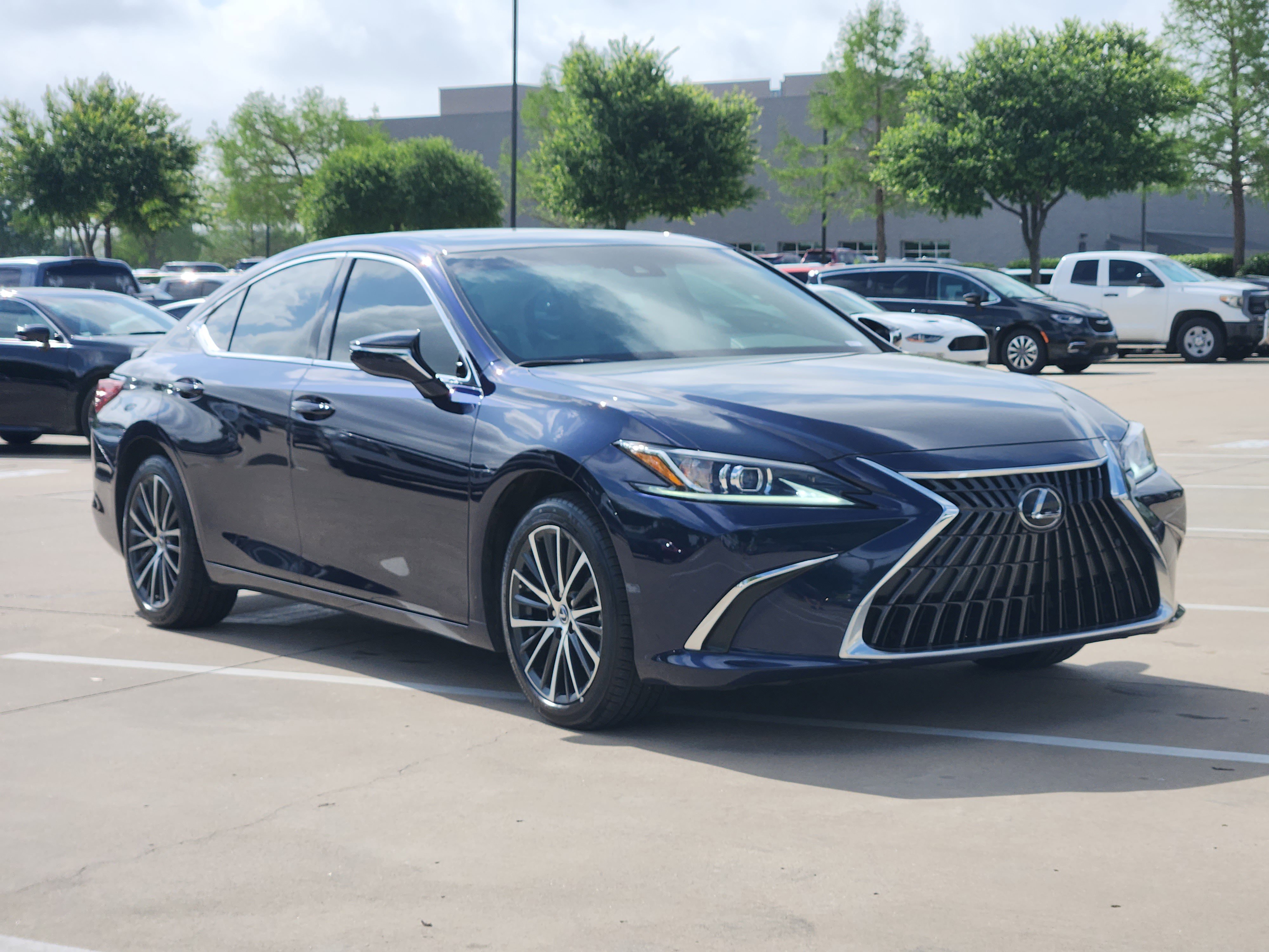 Used 2025 Lexus ES 300h w/ Premium Package image 2