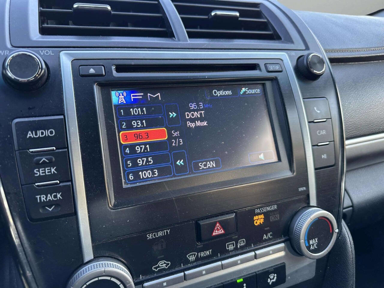 Used 2014 Toyota Camry SE image 32