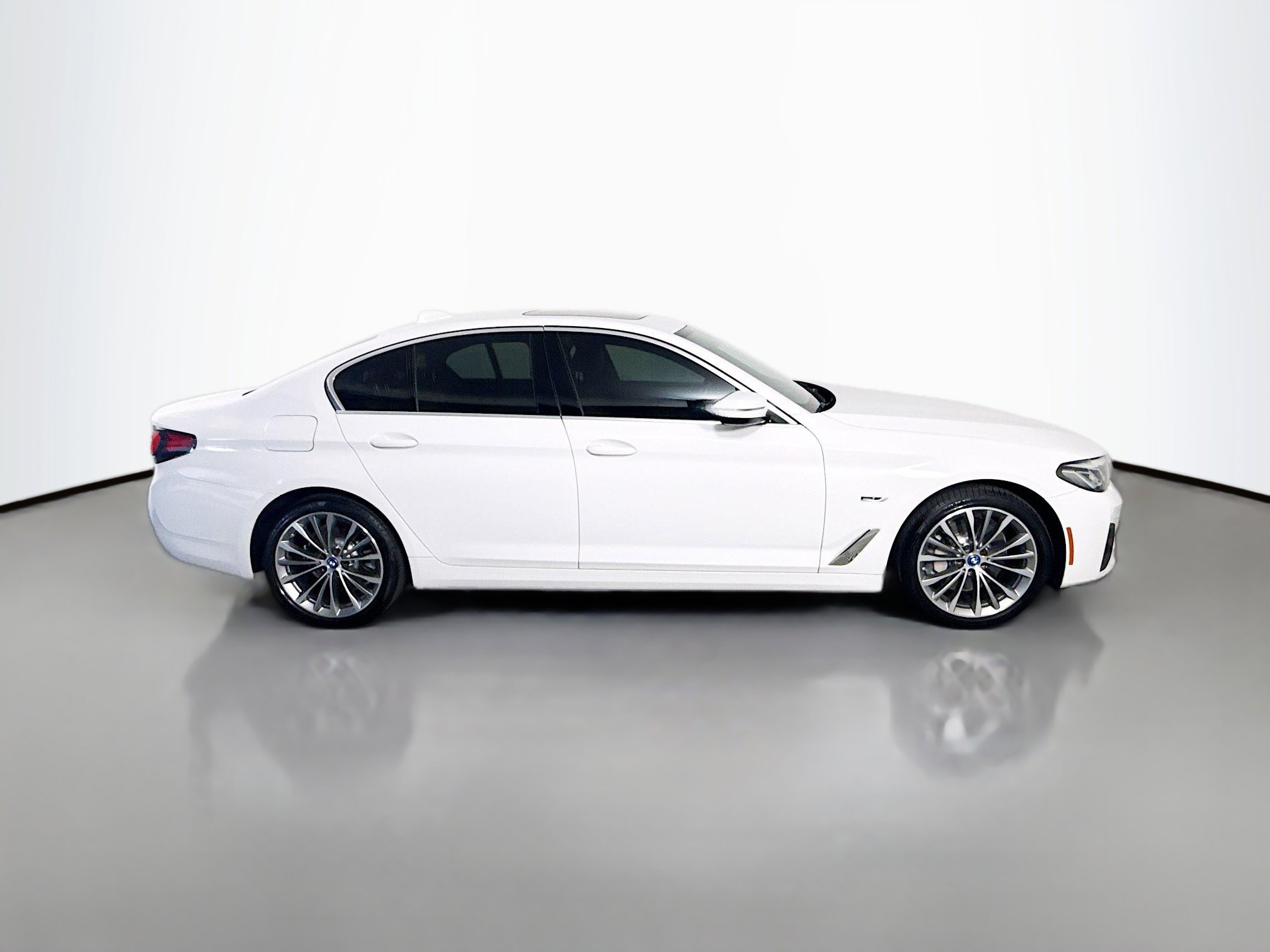 Used 2023 BMW 530e w/ Premium Package image 11