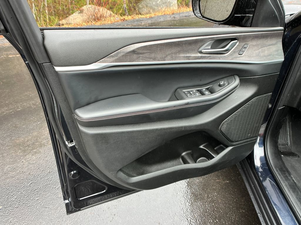 Used 2024 Jeep Grand Cherokee Limited w/ Black Appearance Package image 11