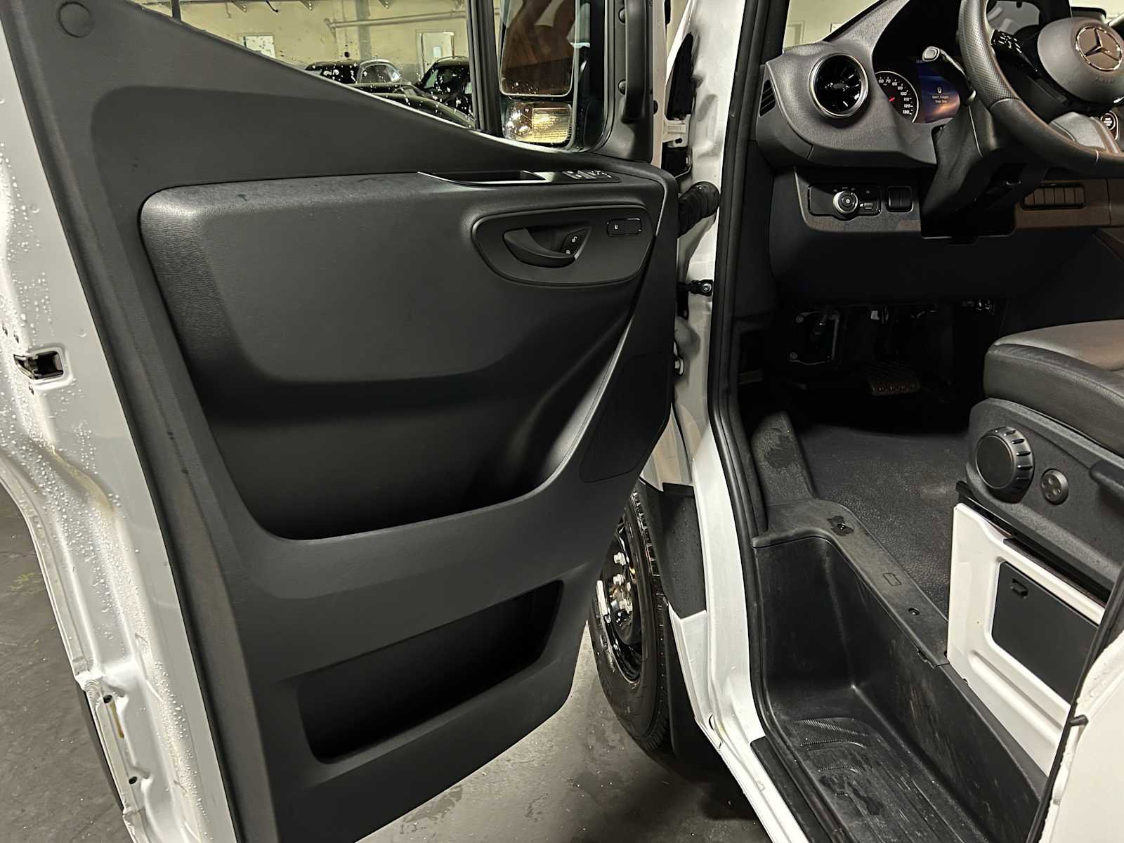 Used 2025 Mercedes-Benz Sprinter 2500 image 21