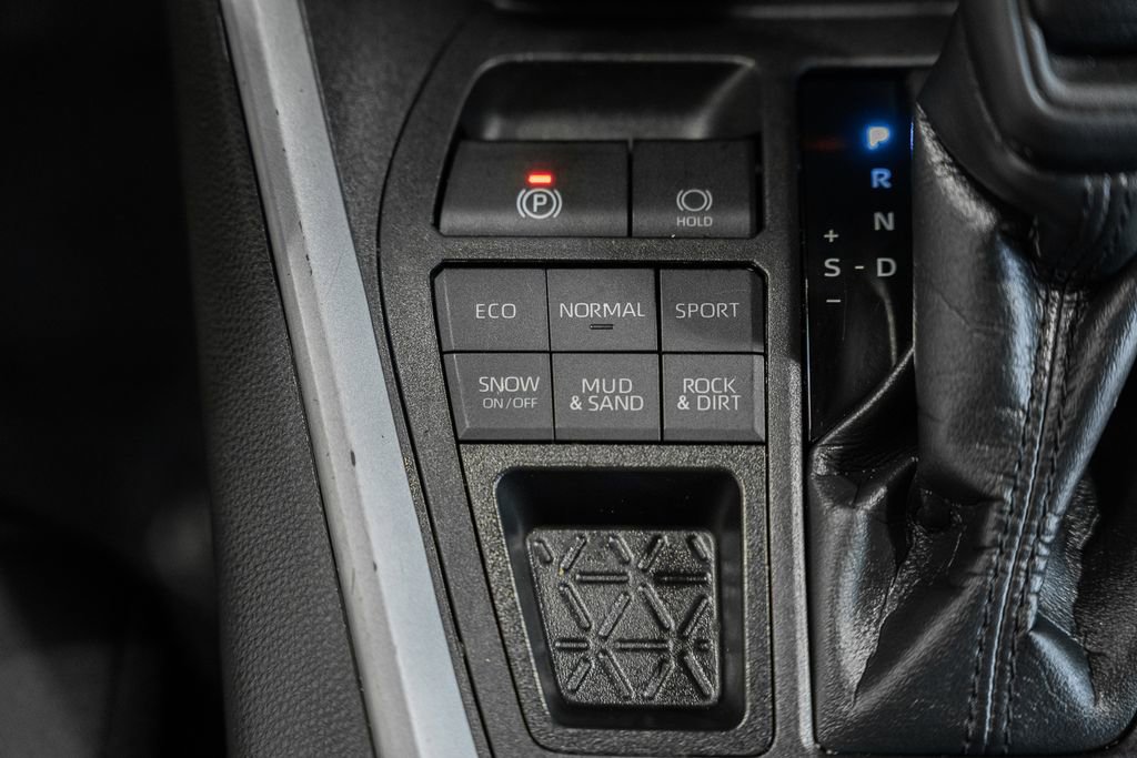 Used 2022 Toyota RAV4 XLE image 21