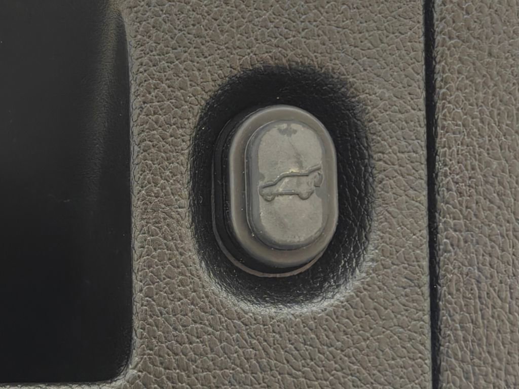 Used 2018 Chevrolet Tahoe Premier AWD/4WD image 40