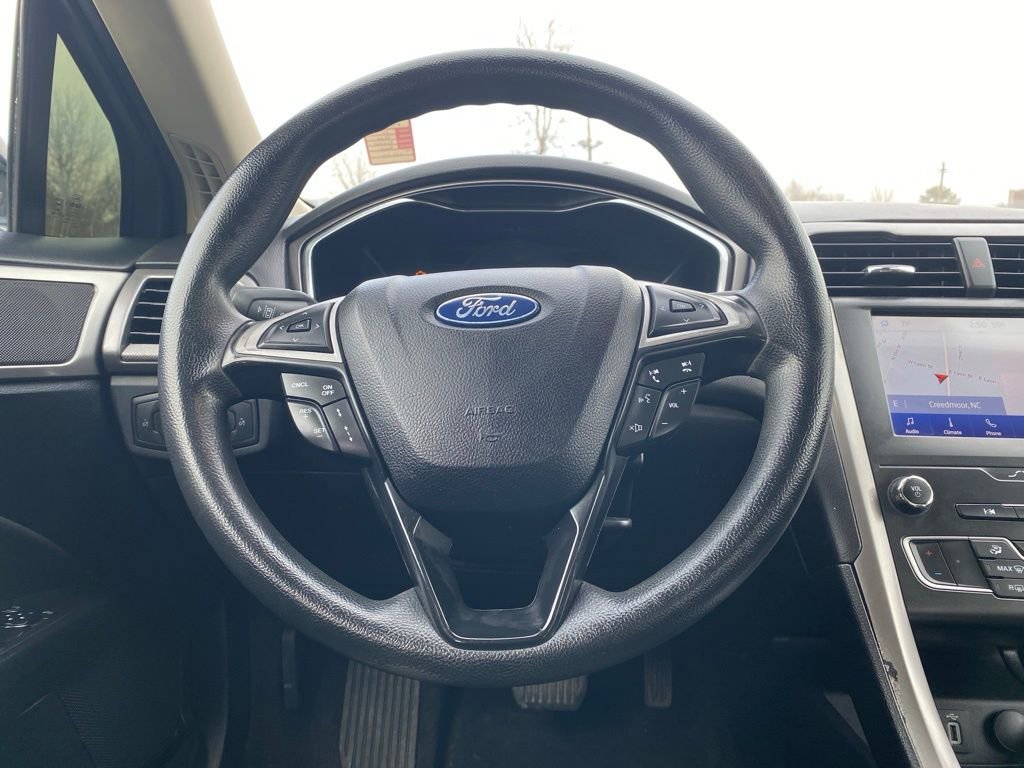Used 2020 Ford Fusion SE image 12