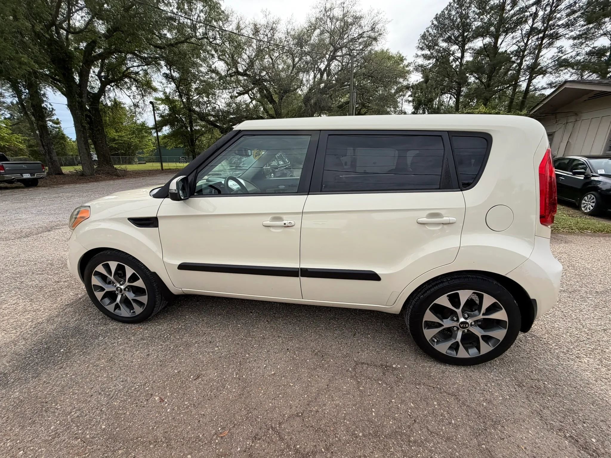 Used 2013 Kia Soul ! w/ Premium Pkg image 8