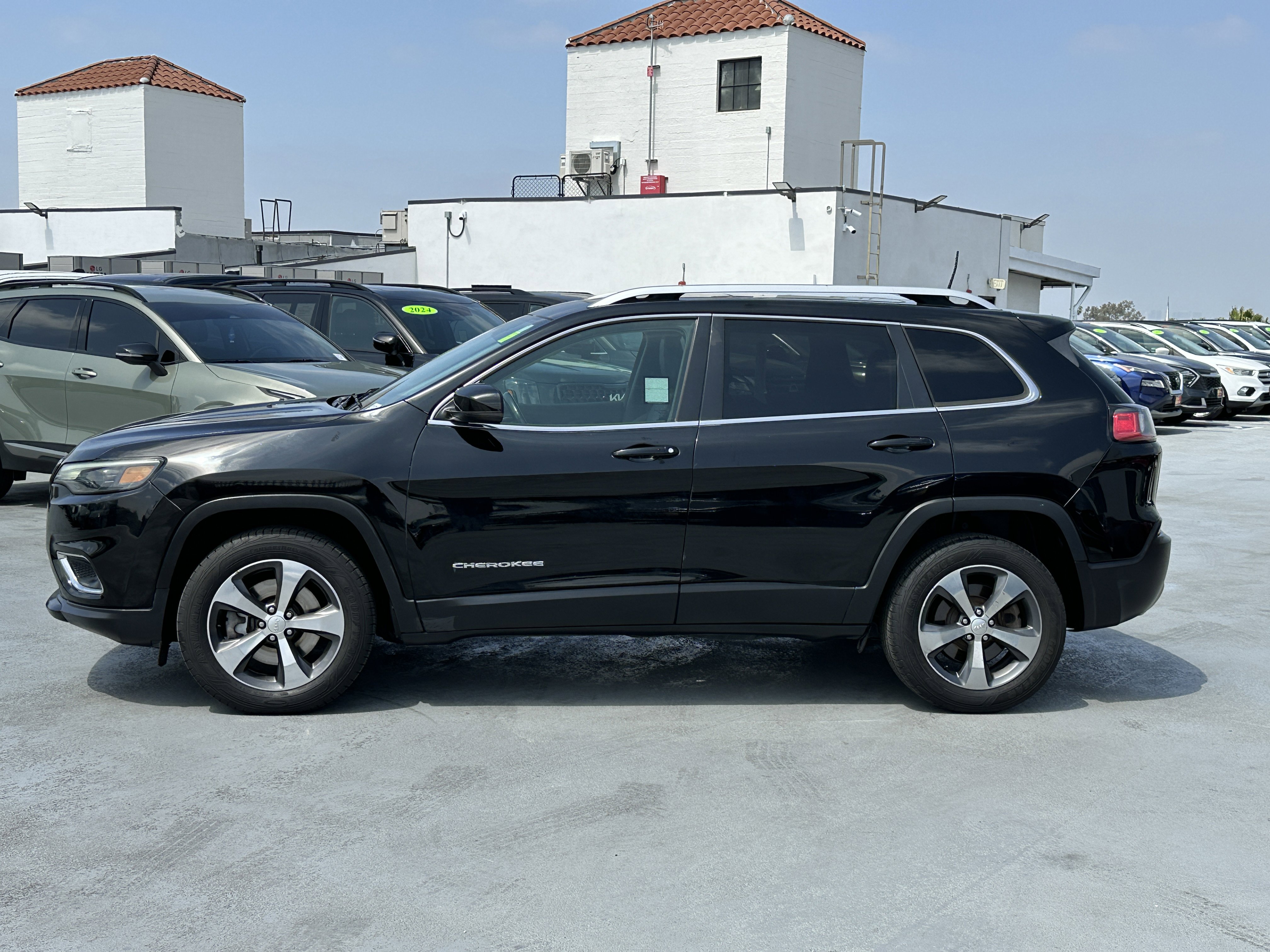 Used 2019 Jeep Cherokee Limited AWD/4WD image 3