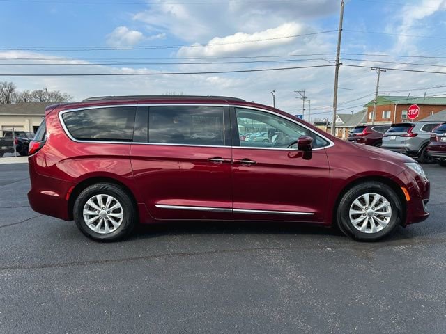 Used 2017 Chrysler Pacifica Touring-L image 9