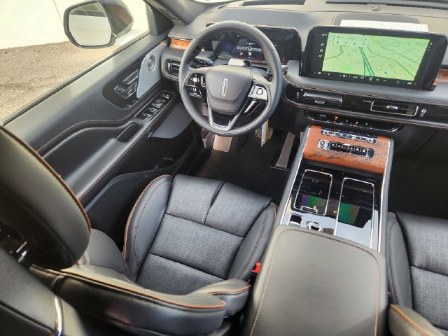 New 2026 Lincoln Aviator Black Label w/ Jet Appearance Package AWD/4WD image 10