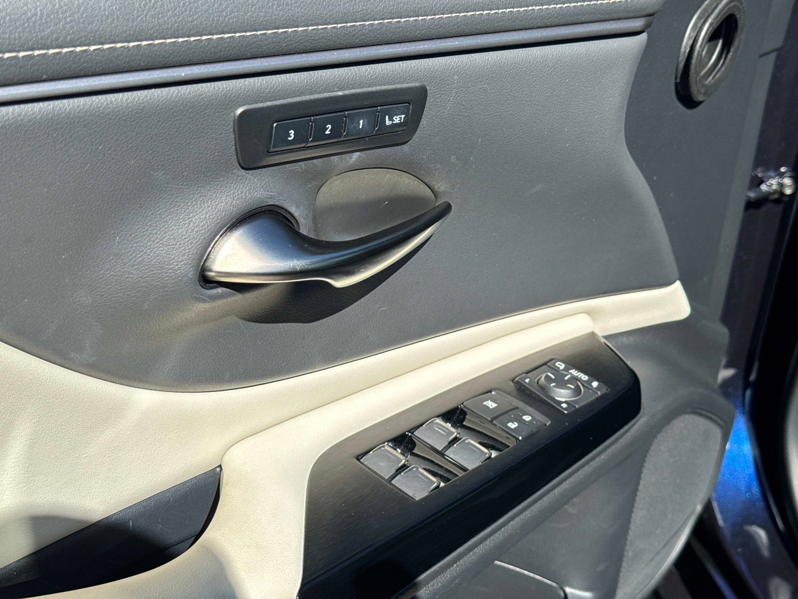 Used 2025 Lexus ES 350 w/ Premium Package FWD image 18