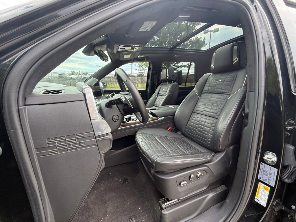 Used 2025 Cadillac Escalade Premium Luxury Platinum w/ LPO, Floor Liner Package AWD/4WD image 4