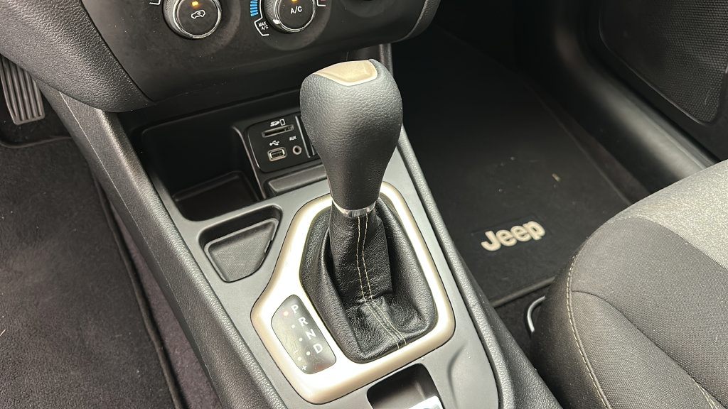 Used 2017 Jeep Cherokee Sport FWD image 18
