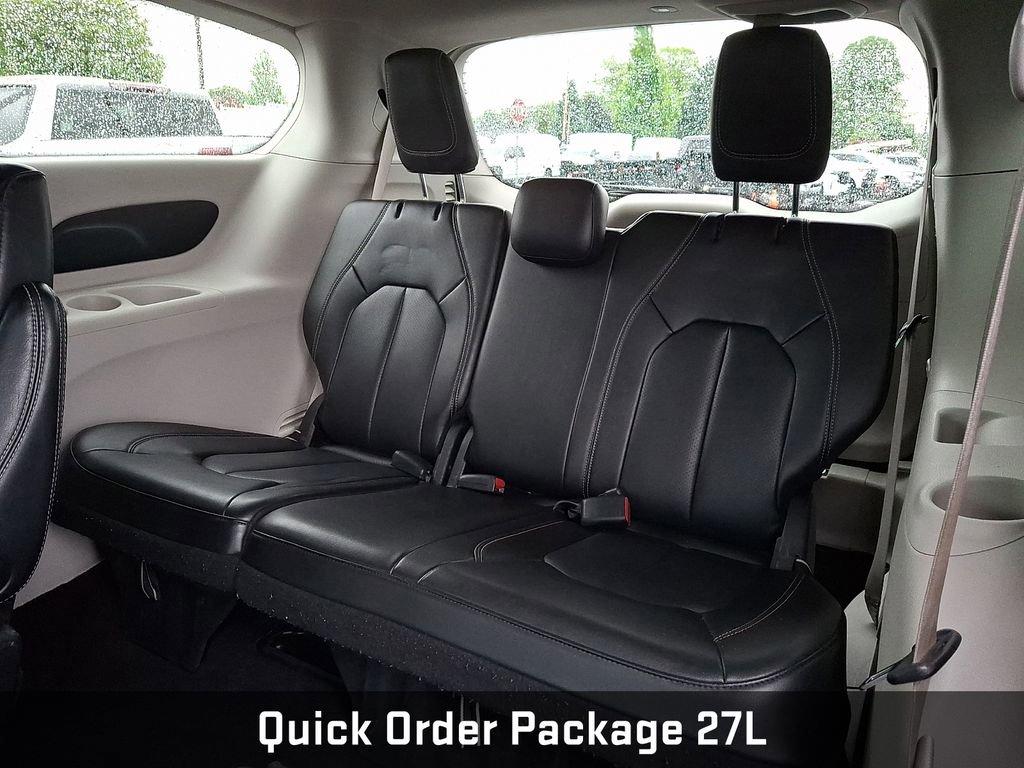 Used 2023 Chrysler Pacifica Touring-L FWD image 14