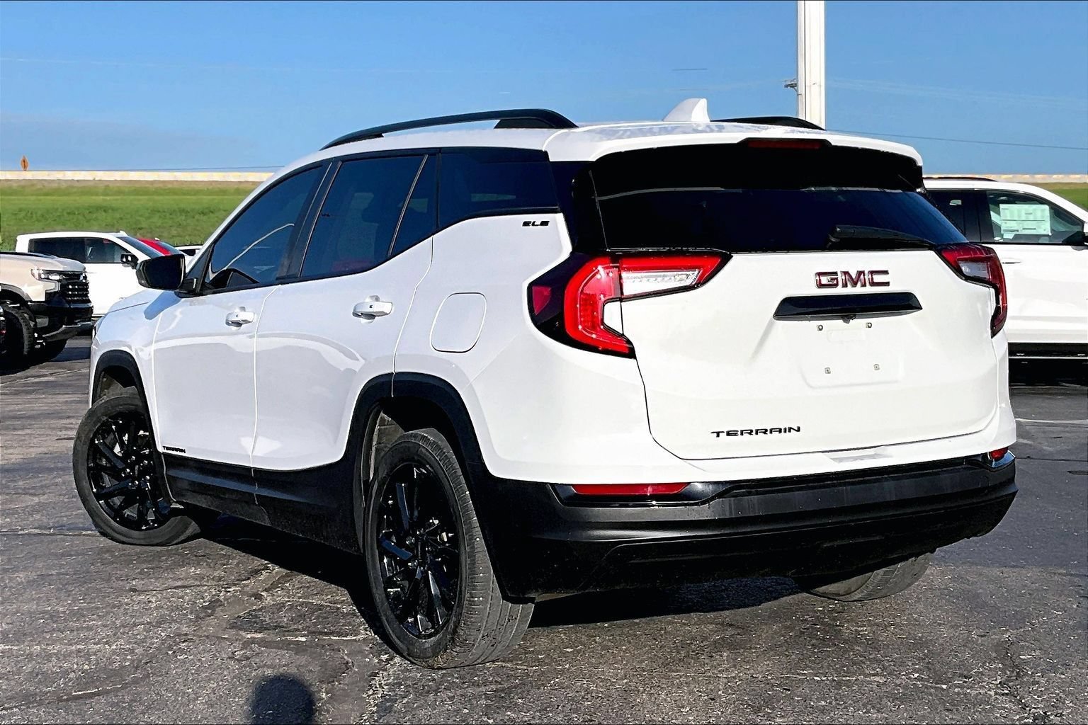 Used 2024 GMC Terrain SLE w/ Elevation Edition FWD image 12