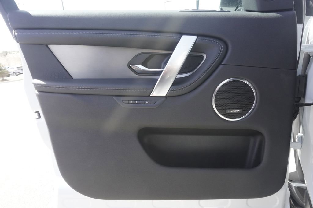 Used 2025 Land Rover Discovery Sport Dynamic SE image 17
