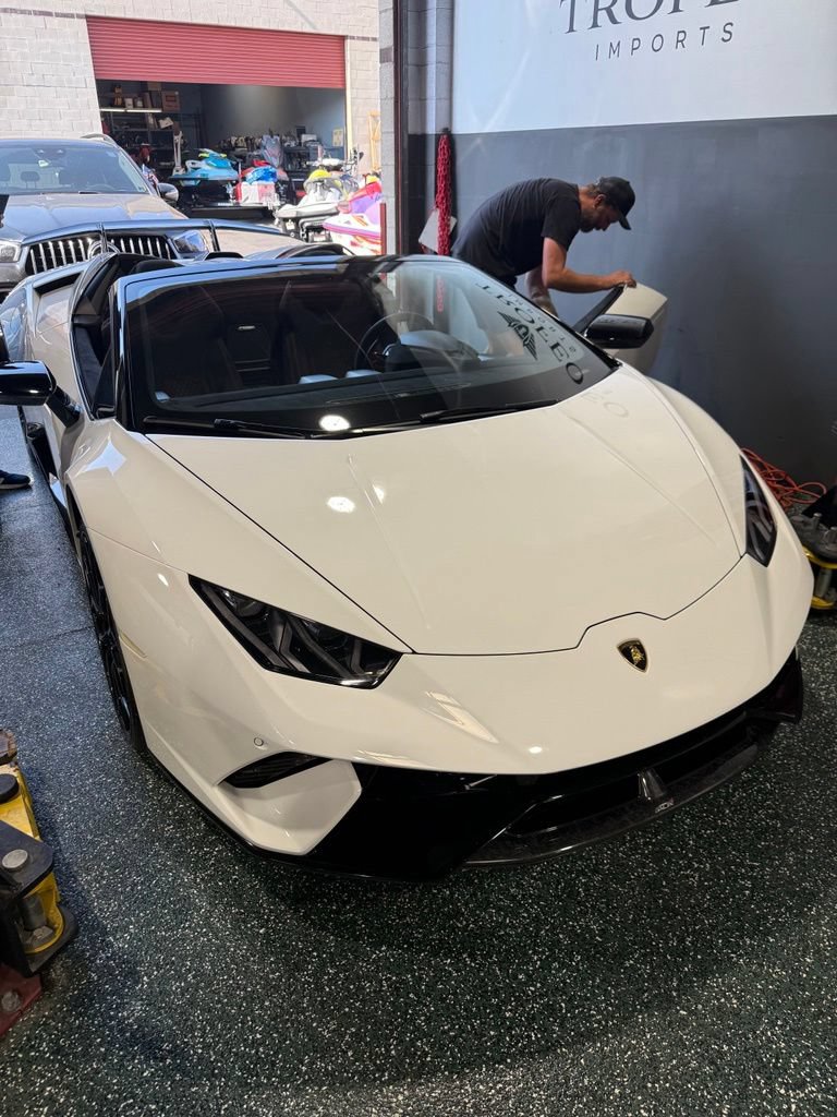 Used 2019 Lamborghini Huracan Performante AWD/4WD image 3
