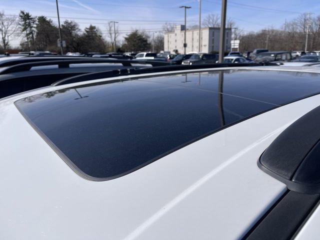 Used 2022 Chrysler Pacifica Limited w/ Uconnect Theater Family Group image 4