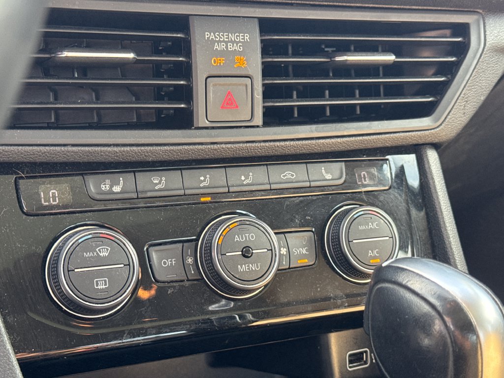 Used 2019 Volkswagen Jetta SEL w/ Cold Weather Package FWD image 21