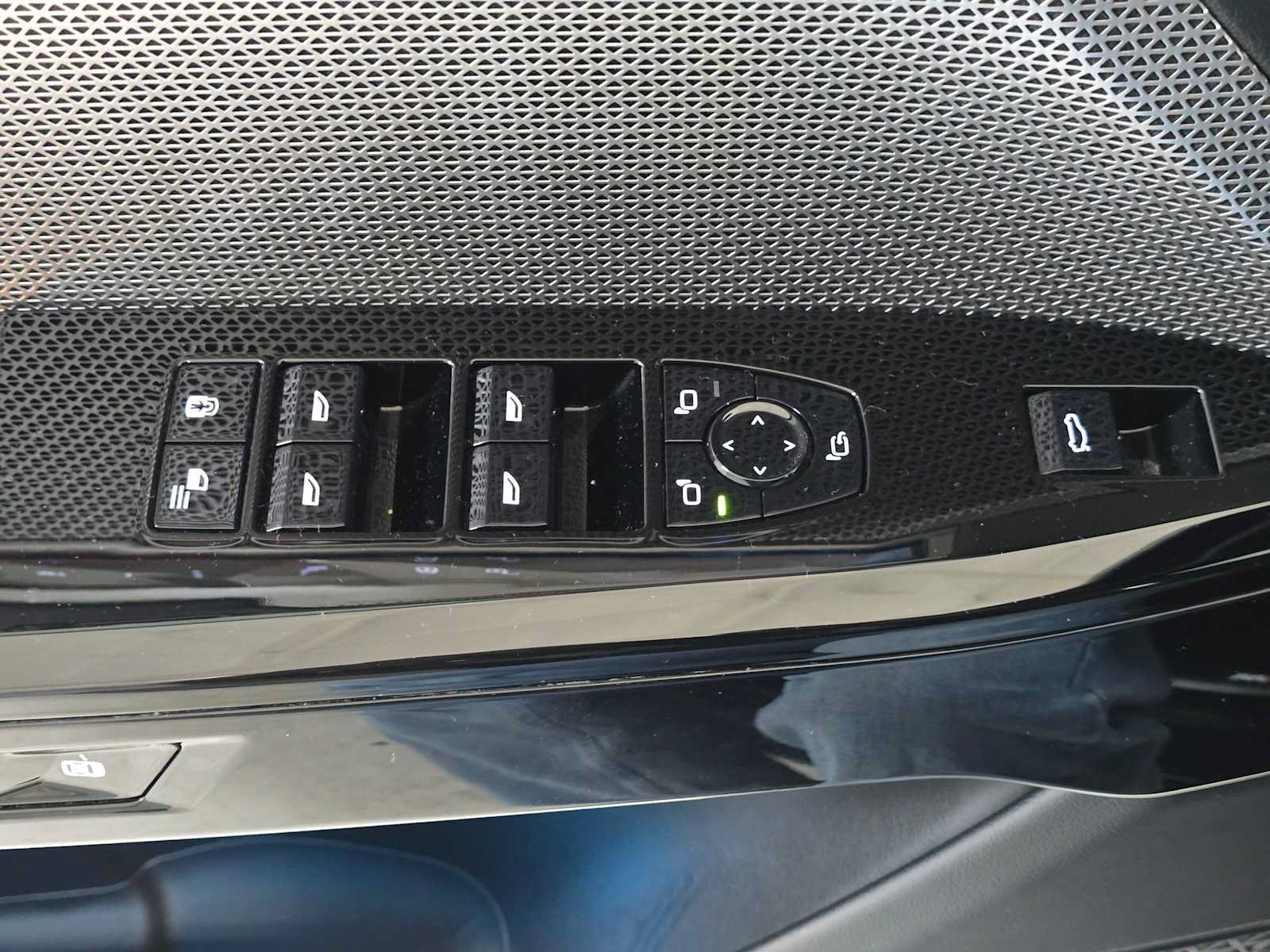 Used 2023 BMW 760i xDrive AWD/4WD image 24