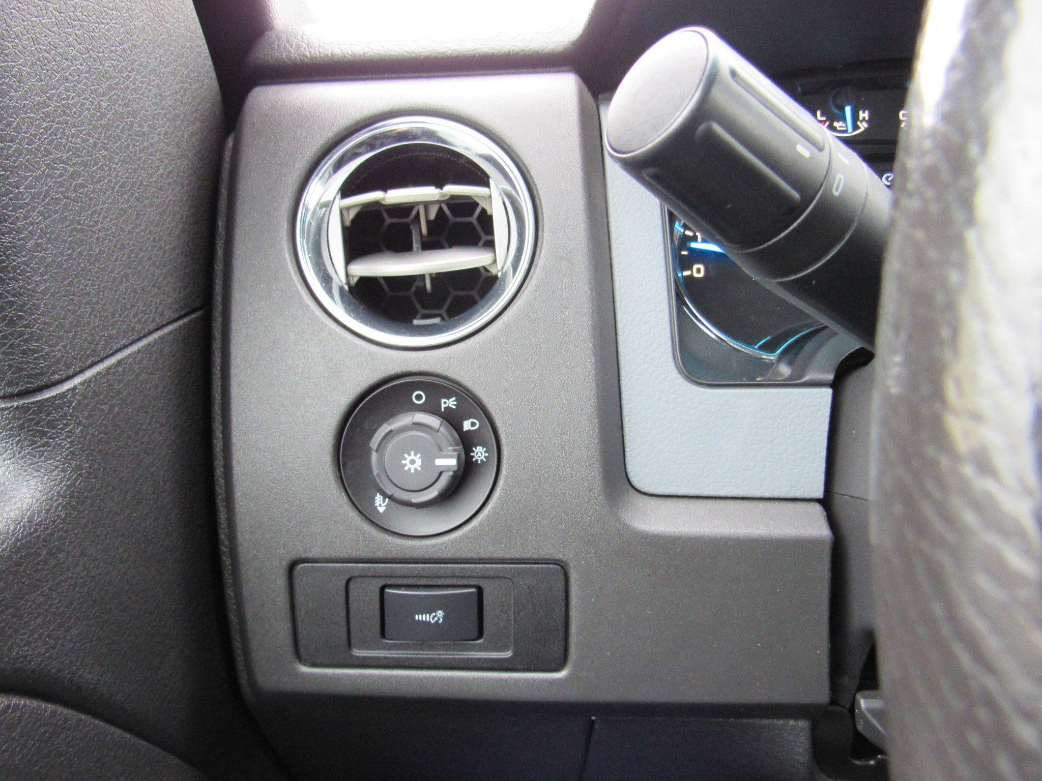 Used 2014 Ford F150 XLT w/ XLT Chrome Package image 17