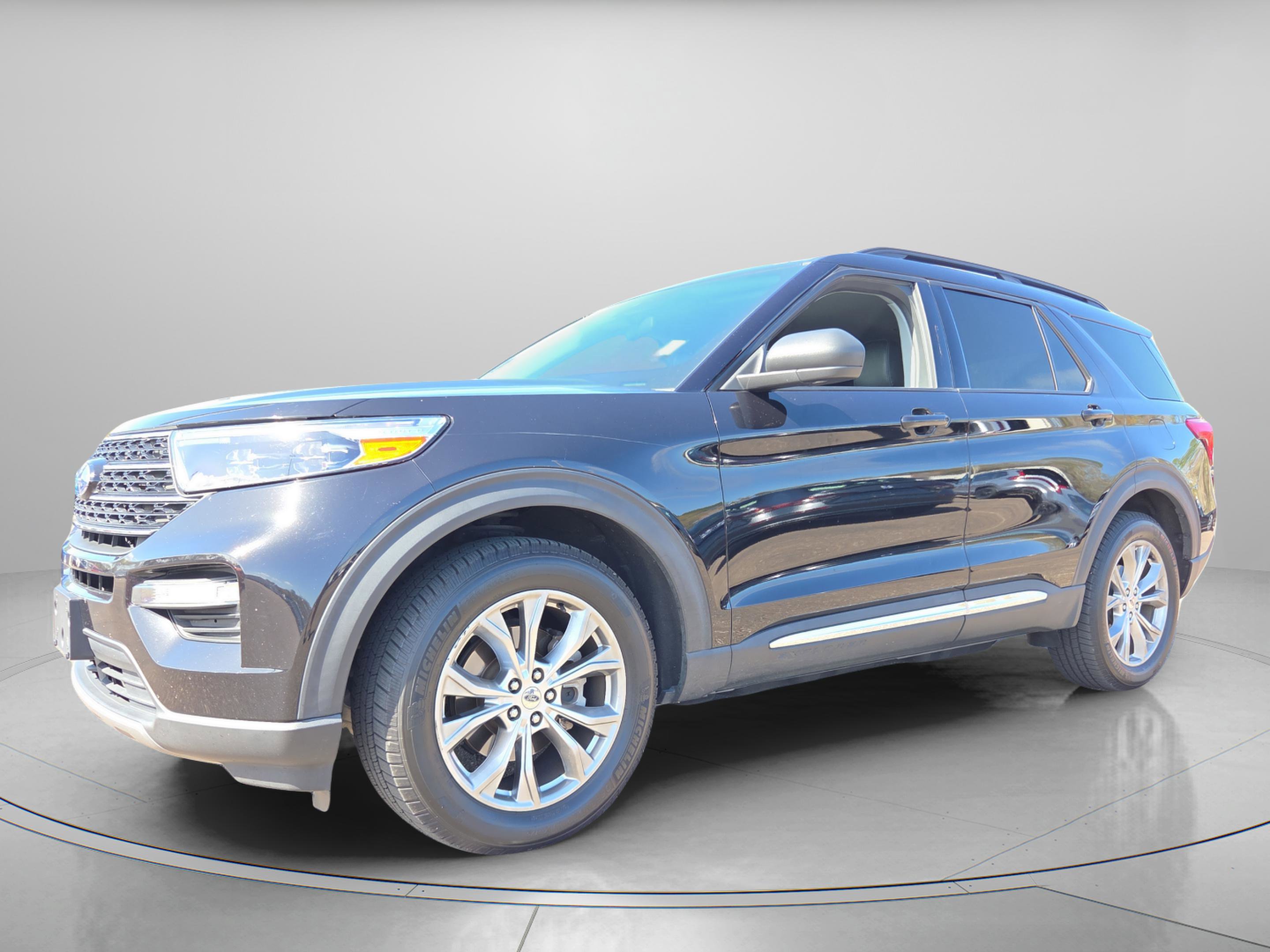 Used 2020 Ford Explorer XLT w/ Equipment Group 202A image 2