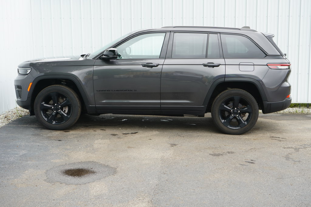 Used 2023 Jeep Grand Cherokee Altitude AWD/4WD image 3